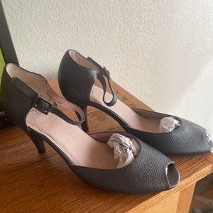 J Jill Size 8 Pewter Metallic heel